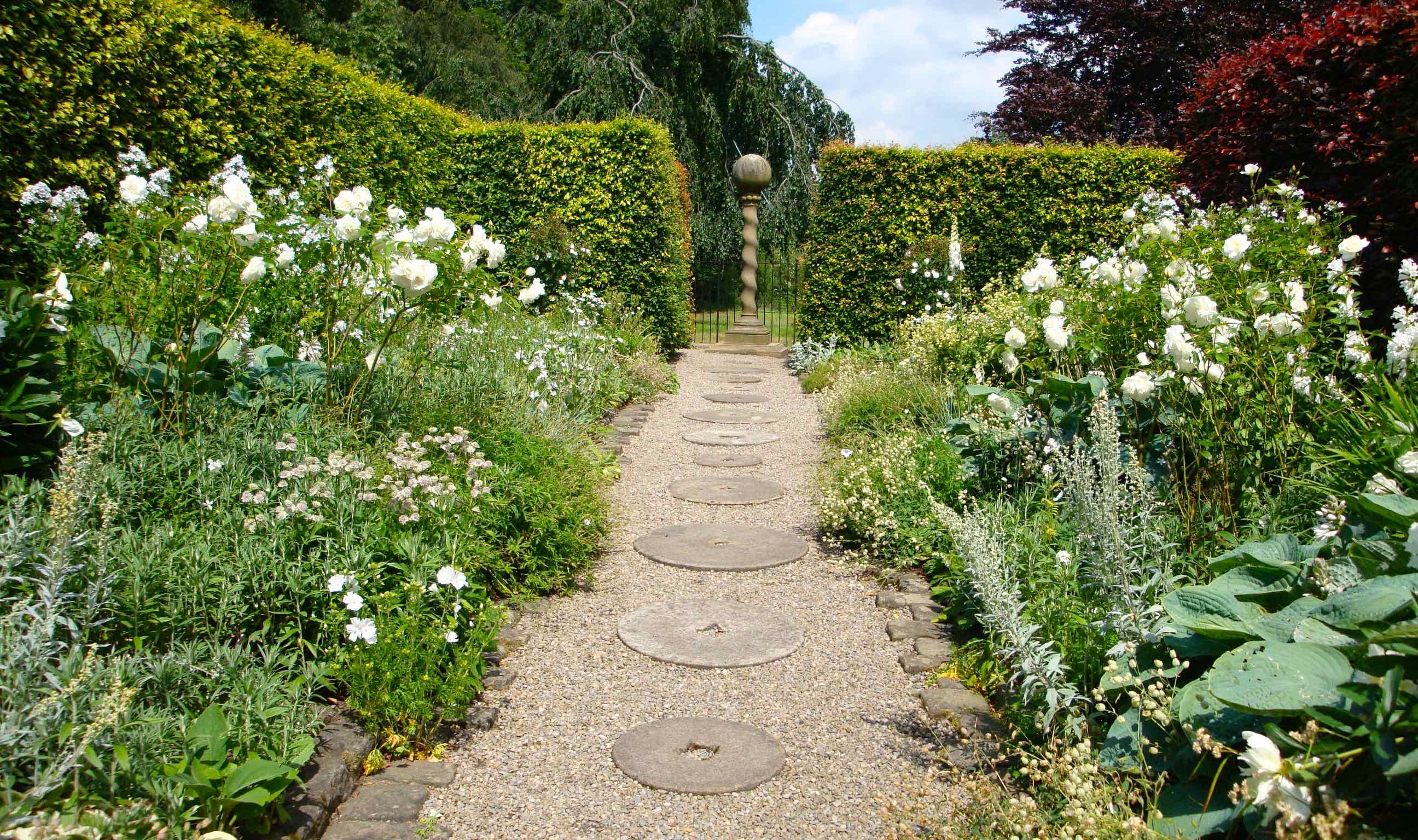 Detailverliebt und romantisch – Gärten des englischen Jugendstils